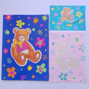 Capinha e conjunto de urso.