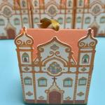 Chaveiro de Pompom Santa Teresinha + Caixinha Igreja
