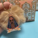 Chaveiro de Pompom N. Senhora Aparecida + Caixinha Igreja